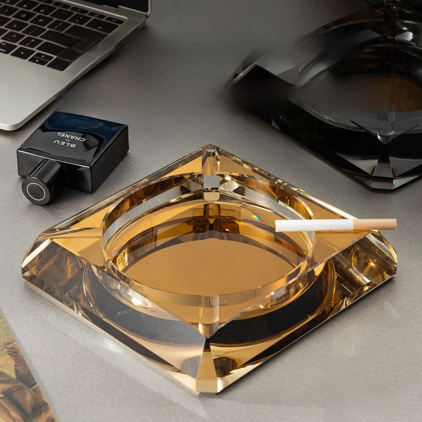 

Минималистичная хрустальная стеклянная пепельница для бара, коммерческого использования, гостиной, офиса, роскошная, креативная, в европейском стиле, модный подарок