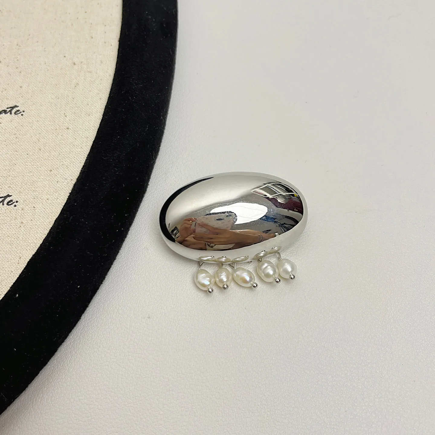 

Изысканная брошь-заколка с пресноводным жемчугом и кисточкой в нишевом дизайне для делового стиля, офиса, костюма, пальто