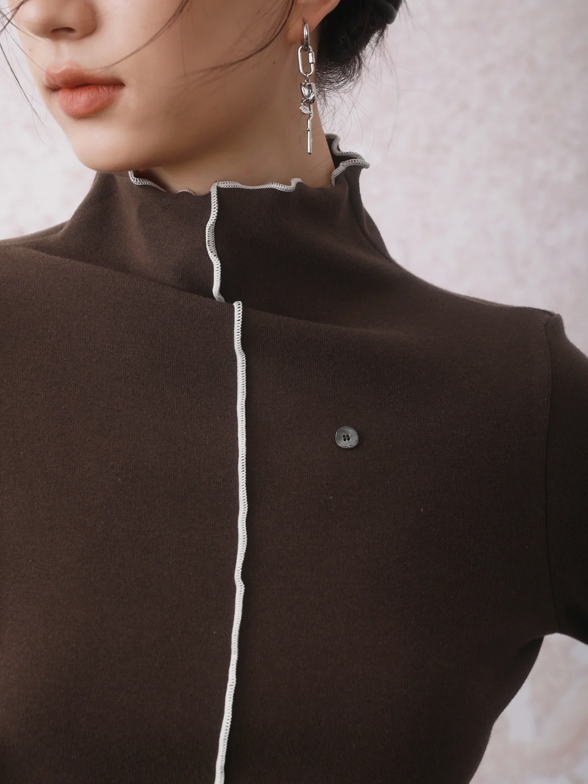 

INGKO Cacao Brown Decorative Line f High Collar T-irt Slim Fit Long Sve Ladies Faion Regular Length Winter 2025