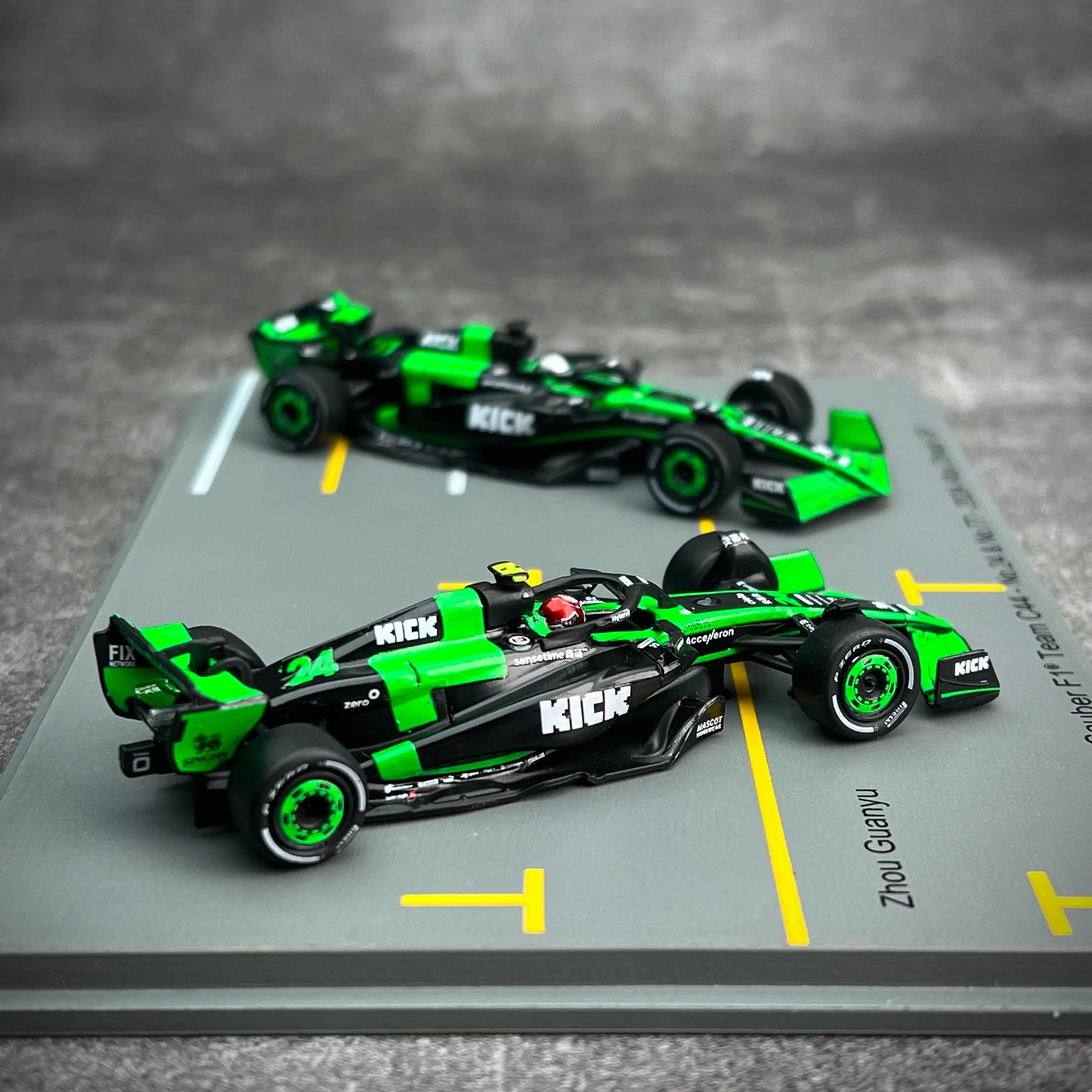 شرارة 1/64 صابر C44 F1 2024 أبو ظبي الجائزة الكبرى تشو قوانيو بوتاس التوأم مجموعة السيارات نموذج الراتنج ثابت عرض نموذج الصبي لعبة هدية #6