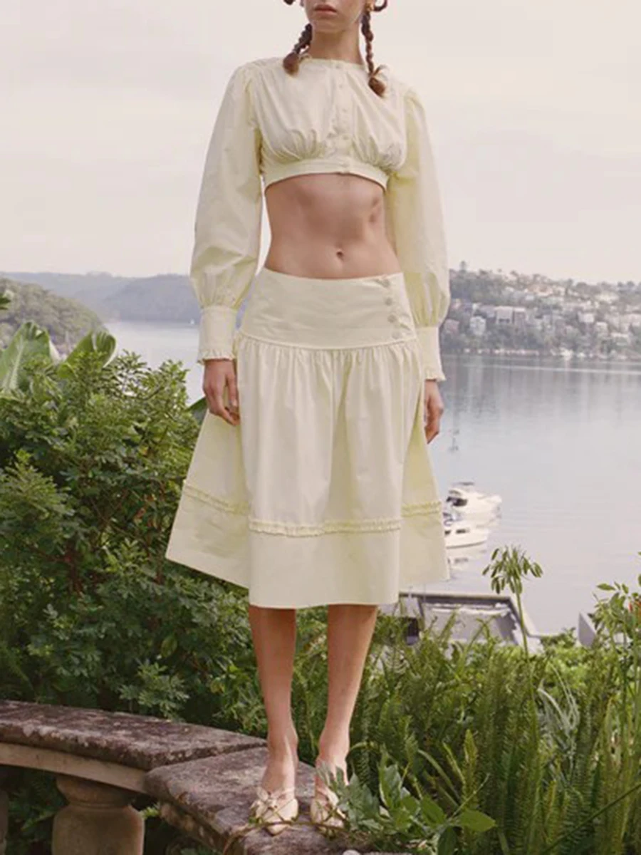 TWOTWINSTYLE Süße Abnehmen Anzug für Frauen Rundhals Langarm Crop Top Niedrige Taille Midi EINE Linie Rock Zwei Stück Set Weibliche Neue