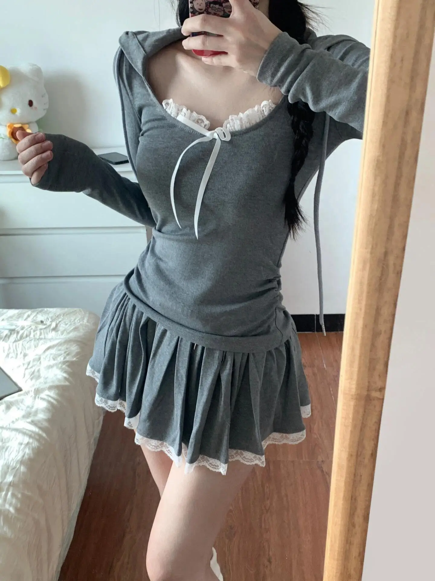 

Женский спортивный костюм в балетном стиле: худи и юбка с завышенной талией, комплект из двух предметов, с круглым вырезом, длинными рукавами и короткими шортами