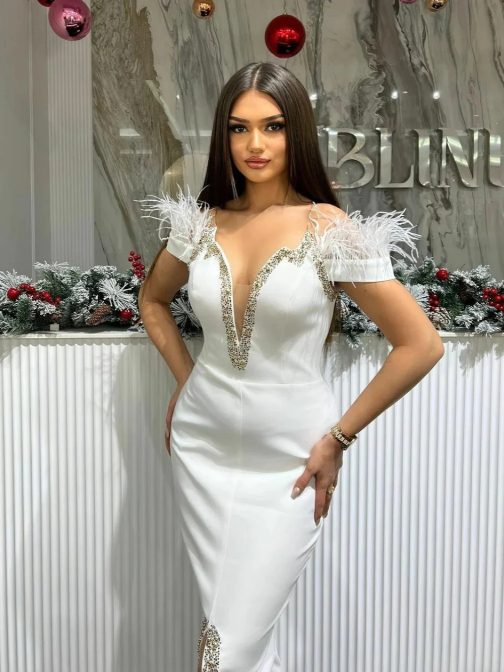 White Deep V-neck Evening Dress Sexy Crystals Feathers Bride Robe Elegant Tea-length Bridal Dresses Vestidos  De Novia