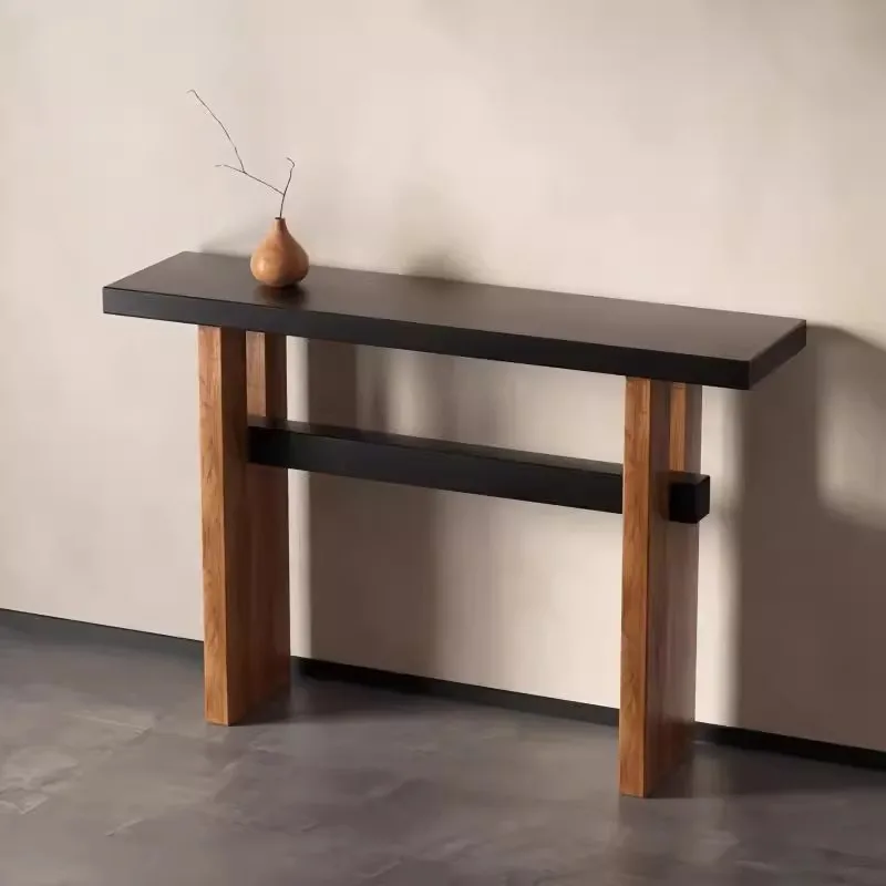 Tavolo da ingresso in legno massello in stile medievale contro il muro durante l'ingresso della casa