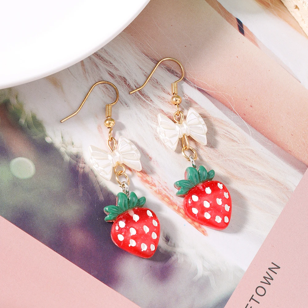 Aihua Koreanische Harz-Ohrringe mit Schleife und Erdbeere für Frauen und Kinder, Simulierte Frucht-Hängeohrringe, Geburtstags-Schmuck-Accessoires – Detail 3