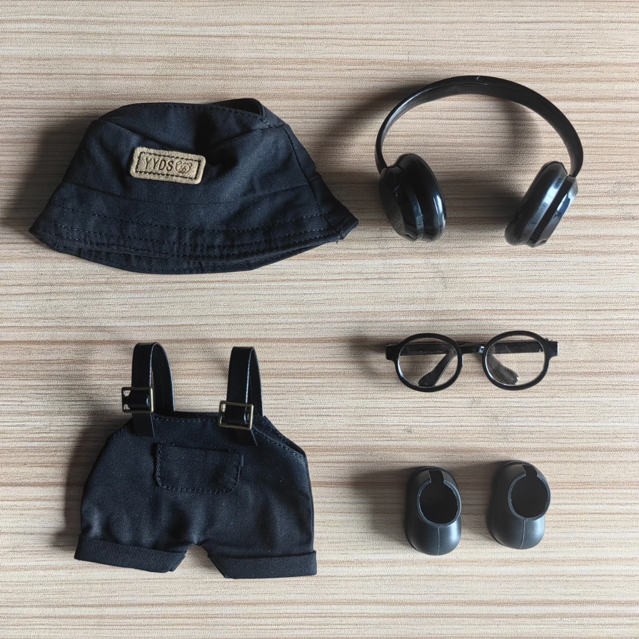 For Labubu clothing set includes headphones, pants and accessories