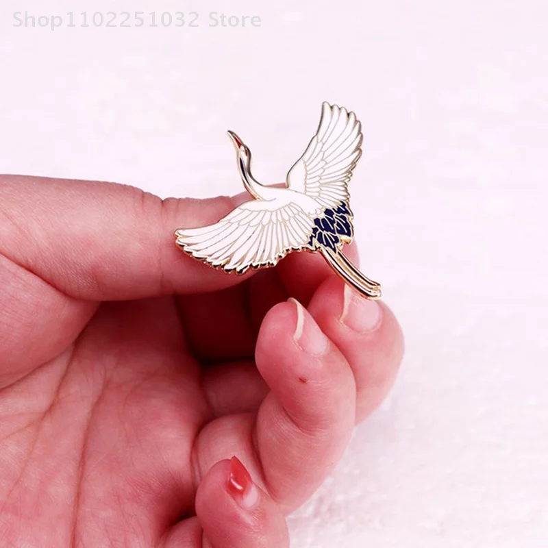 Flying Red-crowned Crane Bird Hard Enamel Pin Animal Badge Brooch For Jewelry Accessory