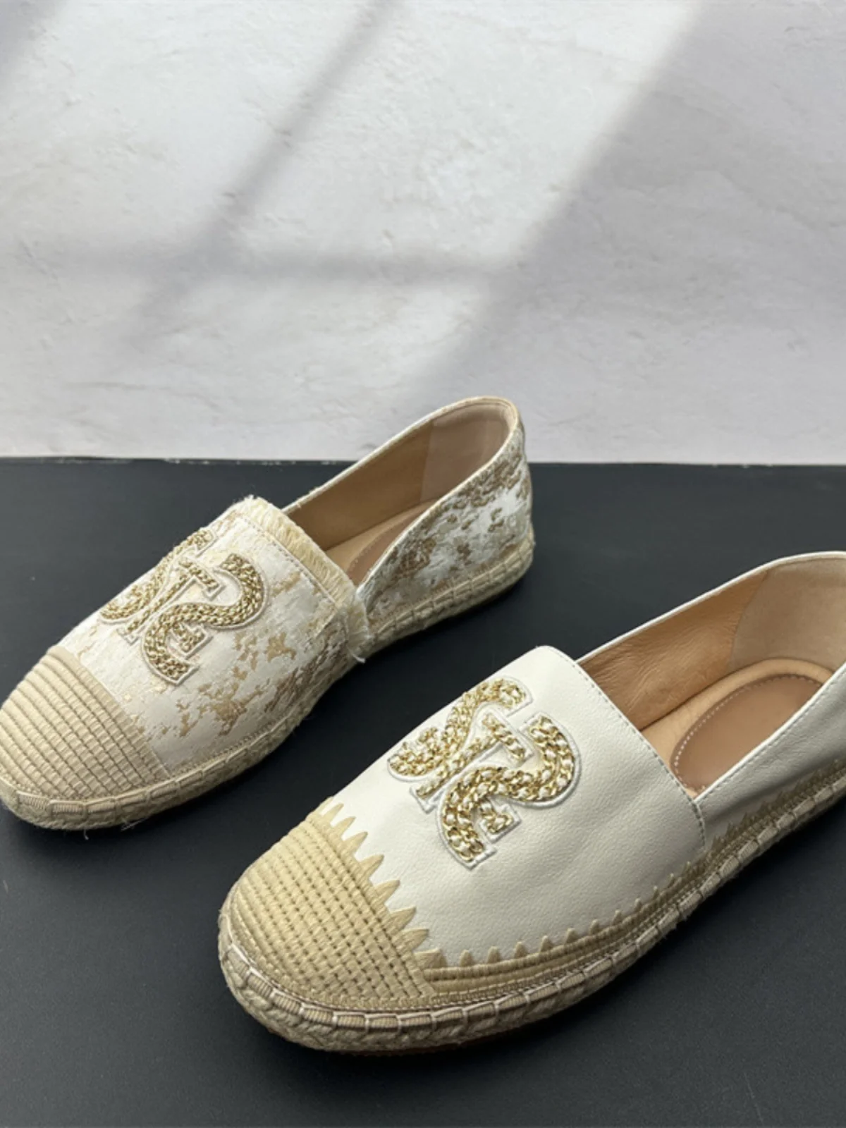 

Весенние женские туфли 2025 года с круглым носком, металлической цепочкой, на плоской подошве, из кожи, в повседневном стиле, без застежек, модель «Рыбак», для женщин