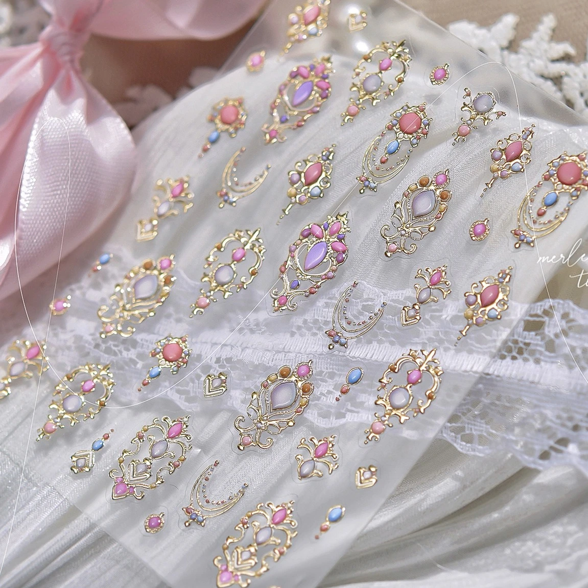 Elegante collana di pietre preziose nobili Modello delicato Cornice per foto retrò Cuore Fiore Adesivi autoadesivi per nail art Decalcomanie per manicure