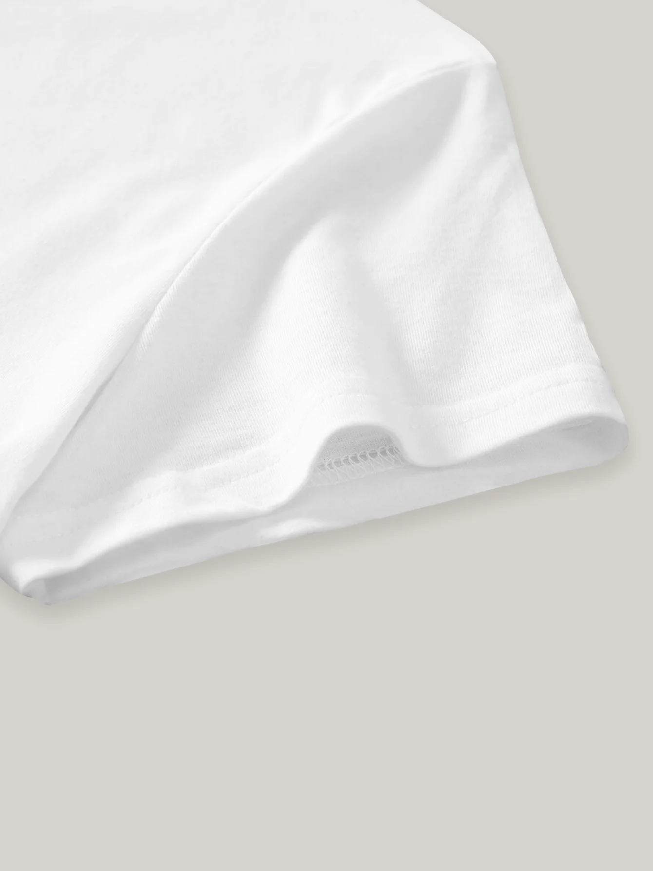 綿100%の半袖Tシャツ。ベーシックな春夏カジュアルVネックTシャツで、洗濯機で洗えます。