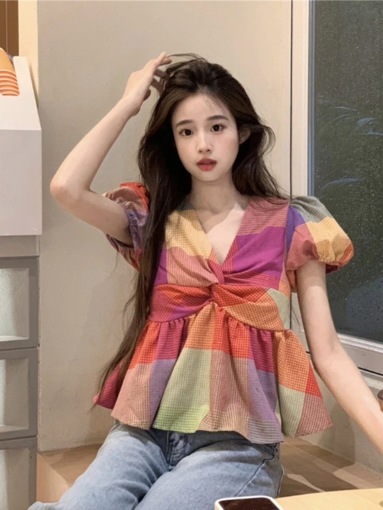 

2024 Summer New Shirts V Neck Puff Sleeve Plaid Contrast Color Crop Tops Ruffles Folds Blouses All Match Design Women's Clothing