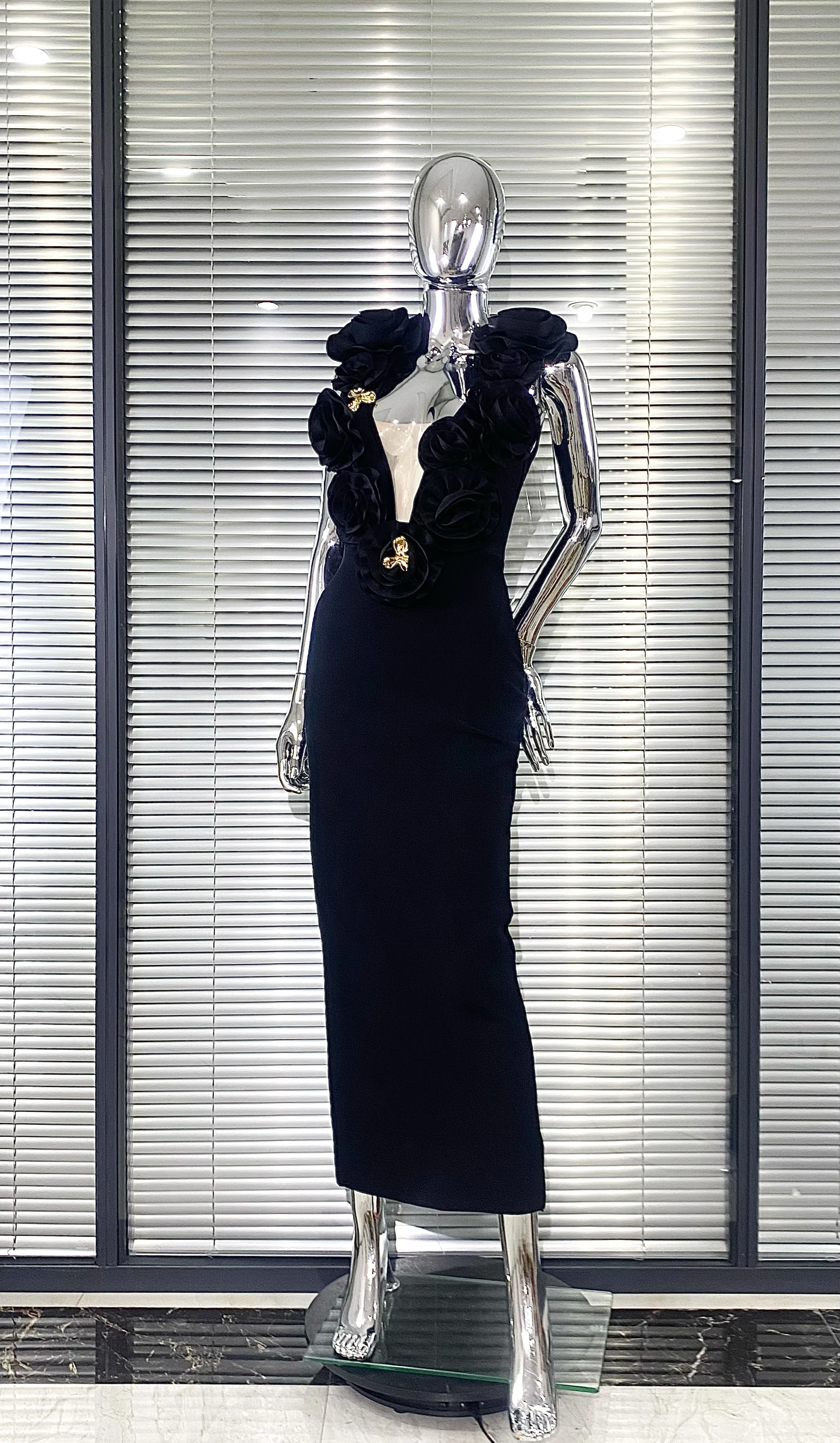 黒色の女性のセクシーな背中の開いたホルターオフショルダーボディコンロング包帯ドレス花祝うナイトクラブパーティー衣装