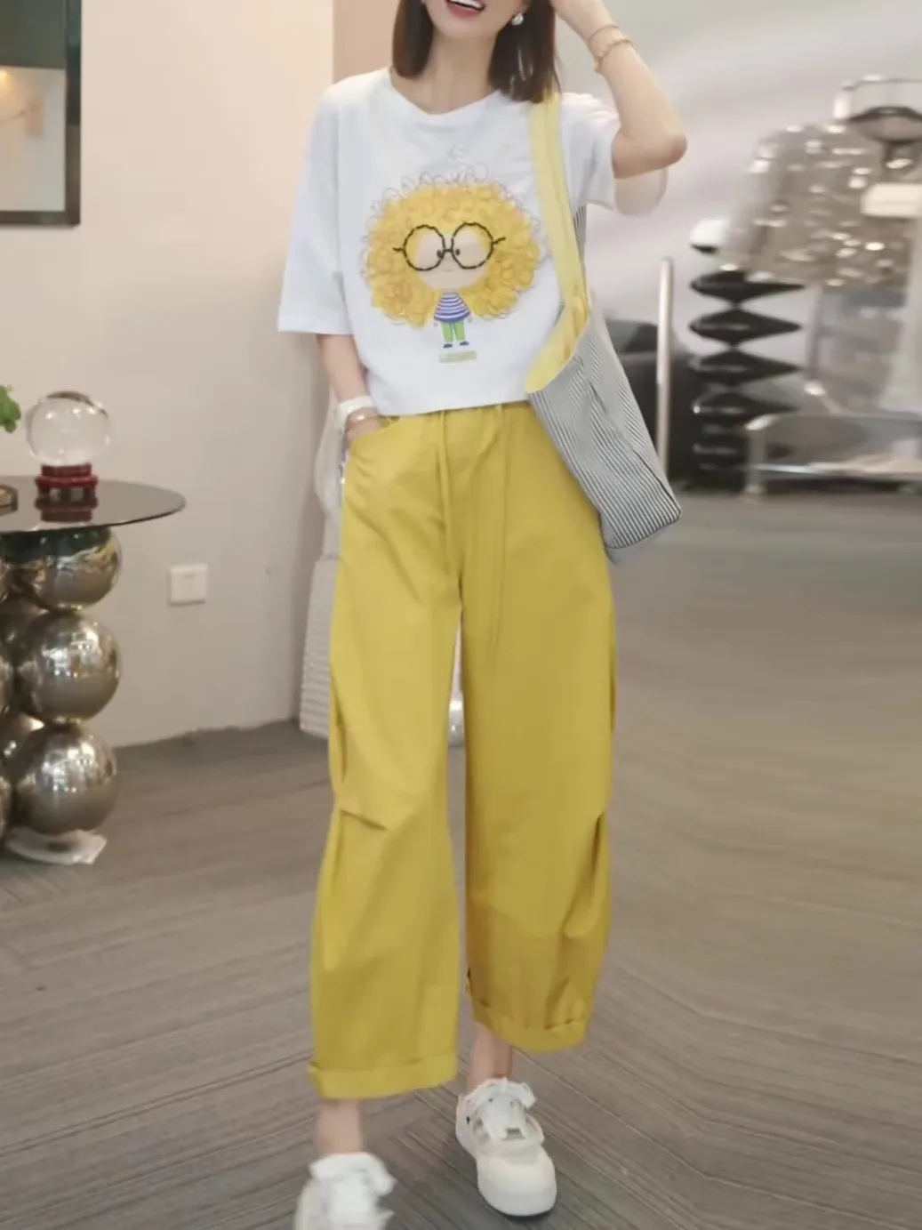 

Стильный летний антивозрастной комплект для женщин: футболка с коротким рукавом и желтые широкие брюки, повседневный спортивный костюм из двух предметов