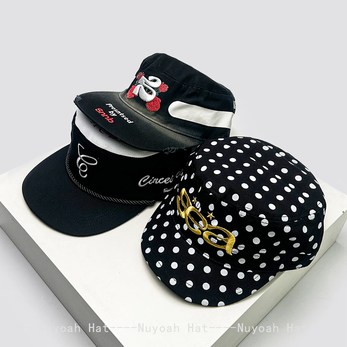 Gorras de Béisbol con Letras Bordadas en Bloques de Color y Diseño de Rosa, Versátiles para Calle, con Protección Solar, Novedad para Hombres y Mujeres, Gorras con Visera de Moda con Puntos, Estilo Nicho