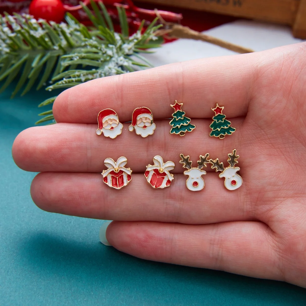 4 Paar/Set Süße Mini-Weihnachtsbaum-Weihnachtsmann-Hirsch-Emaille-Ohrstecker für Frauen Niedliche Elch-Geschenkbox-Ohrringe Weihnachtsfeier-Schmuck – Detail 27