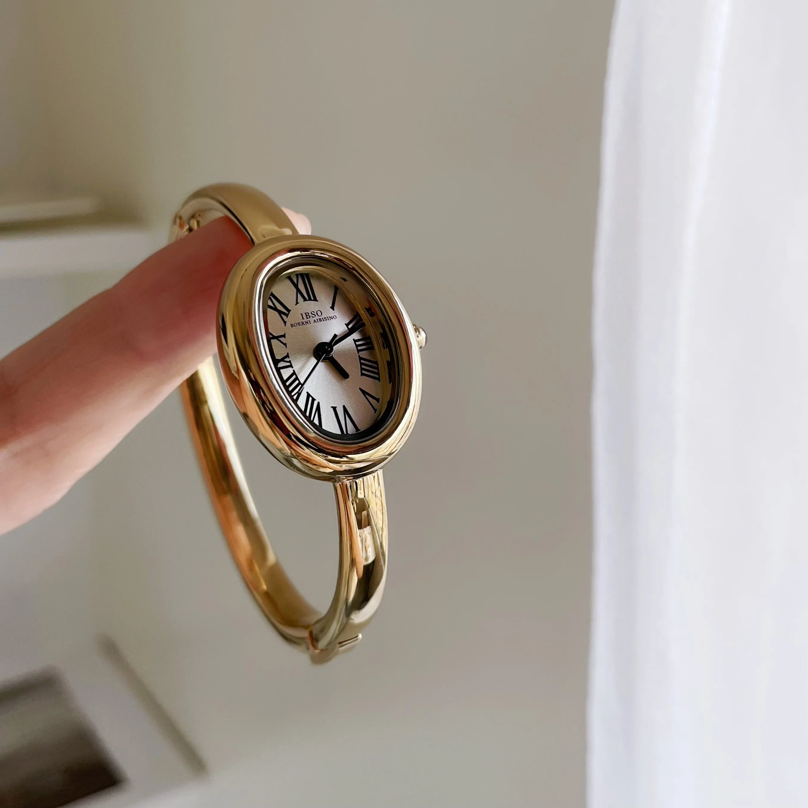 

LuxuryOvalVintage Bracelet Watch Simple And Versatile Women'S WristwatchAPerfect Gift For Ladies A HighEnd Selection Of Watches.