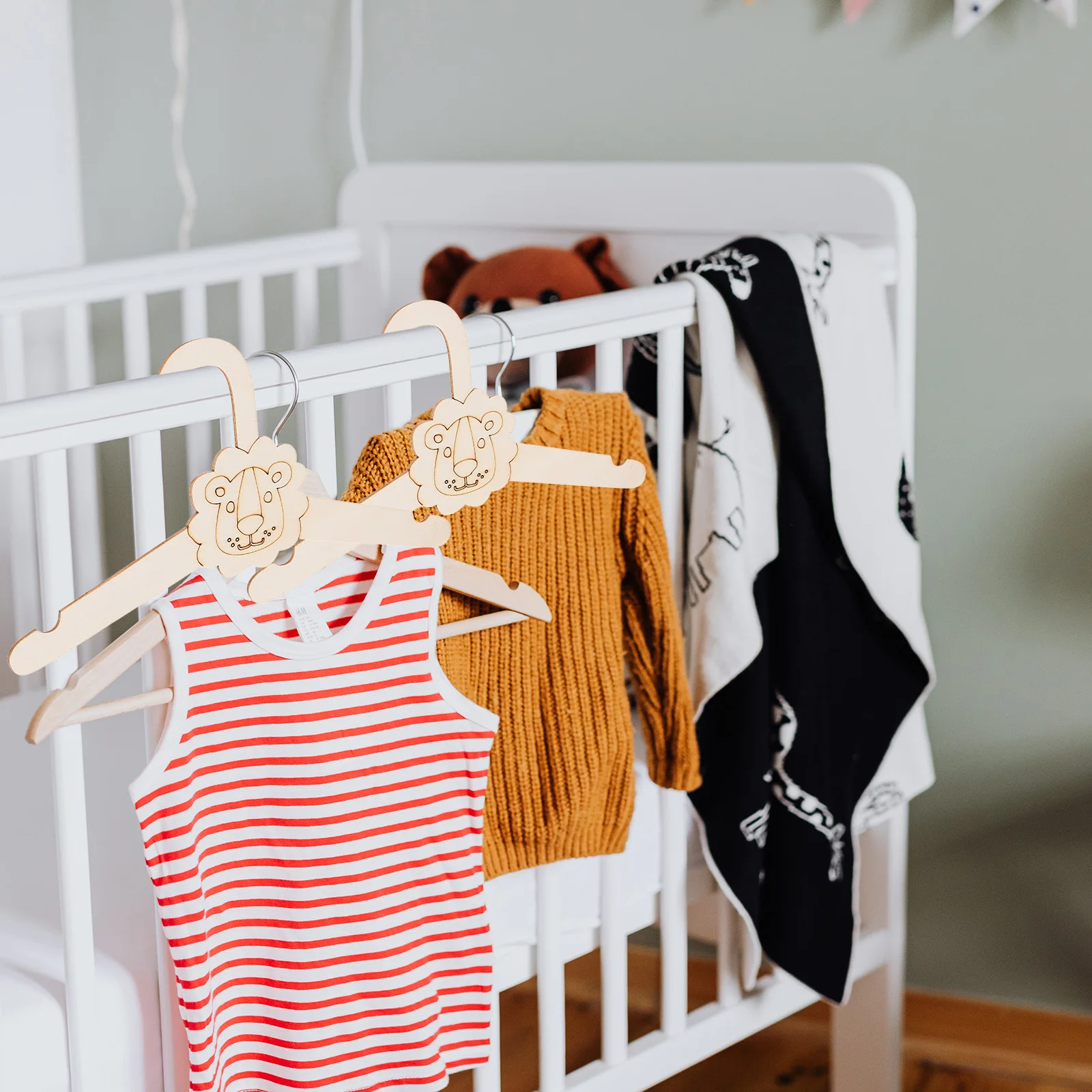 

5pcs Wooden Cute Lion Design Diy Clothes Closet Organizer For Toddlers Infant Newborn Small Clothes Hanger s Clothing