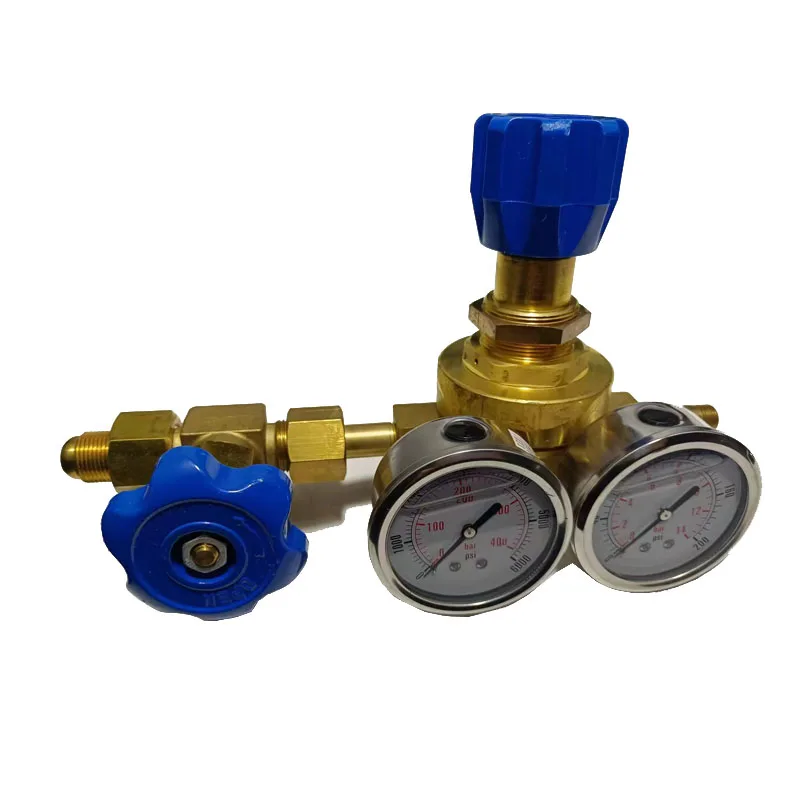 A pressure reducing device for transporting air, hydrogen, nitrogen,and other gases under high pressure and low pressure QJ20-8T