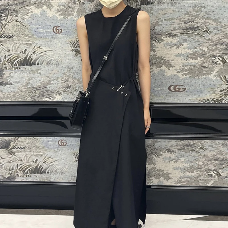 فستان طويل للتخسيس بحزام جانبي وخصر مشدود بتصميم بسيط على الطراز الكوري للسيدات موضة الصيف غير رسمية بلون واحد