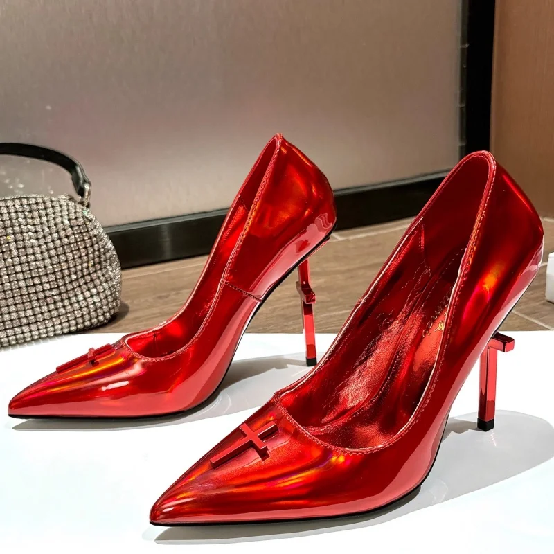 

Сексуальные красные свадебные туфли. Элегантные туфли-лодочки на высоком каблуке в странном стиле. Модные туфли-лодочки в уличном стиле с острым носком.