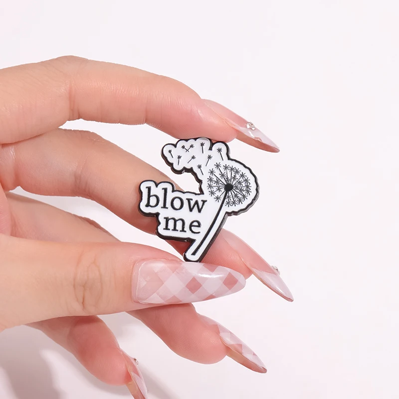 Broche pintado con un sencillo patrón de diente de león en blanco y negro con accesorio de insignia metálica personalizada con la letra "BLOOM ME"