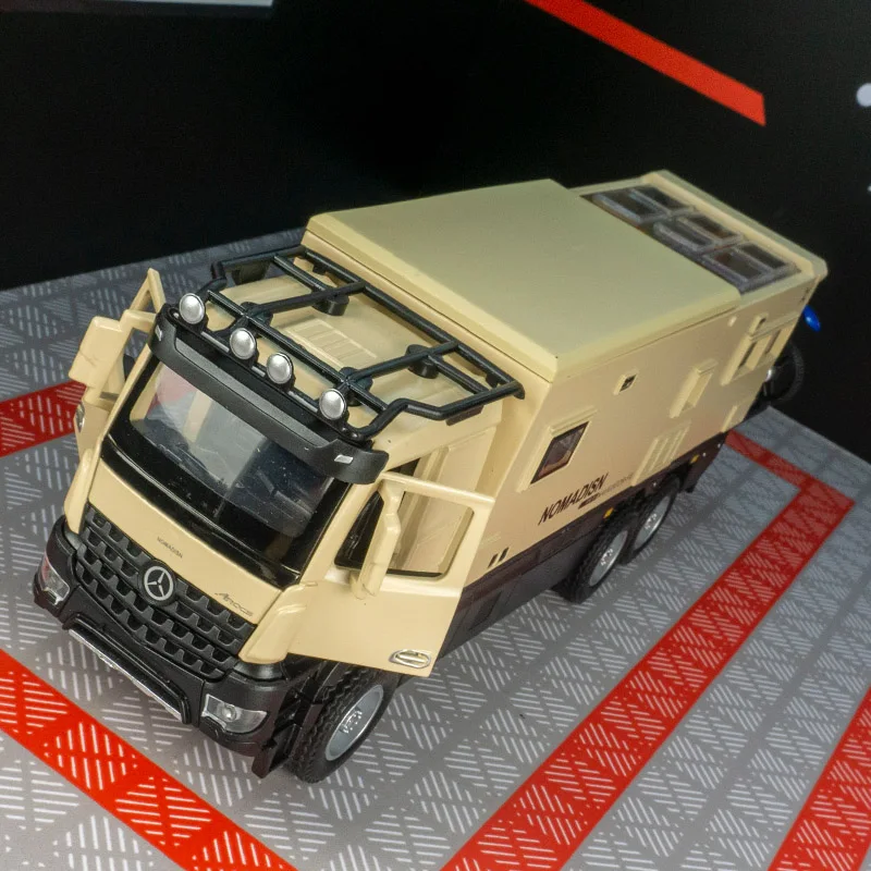 1: 32 simulation Mercedes Benz truck leader alloy car model, doors can be opened, sound and light return power off-road vehicle