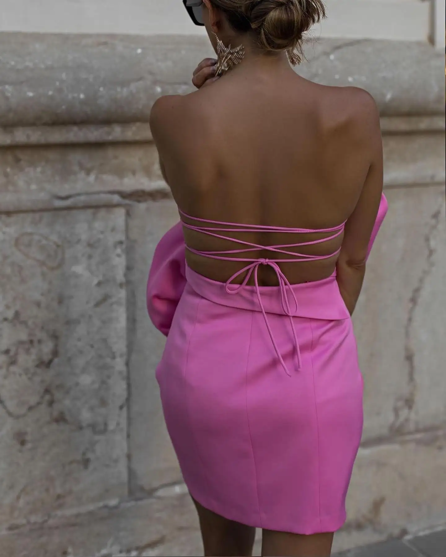 فساتين نسائية قصيرة عصرية مثيرة بدون ظهر باللون الوردي مُزينة بنقشة الزهور لحفلات الأعياد بدون حمالات فستان ماكسي صغير مزين بالزهور