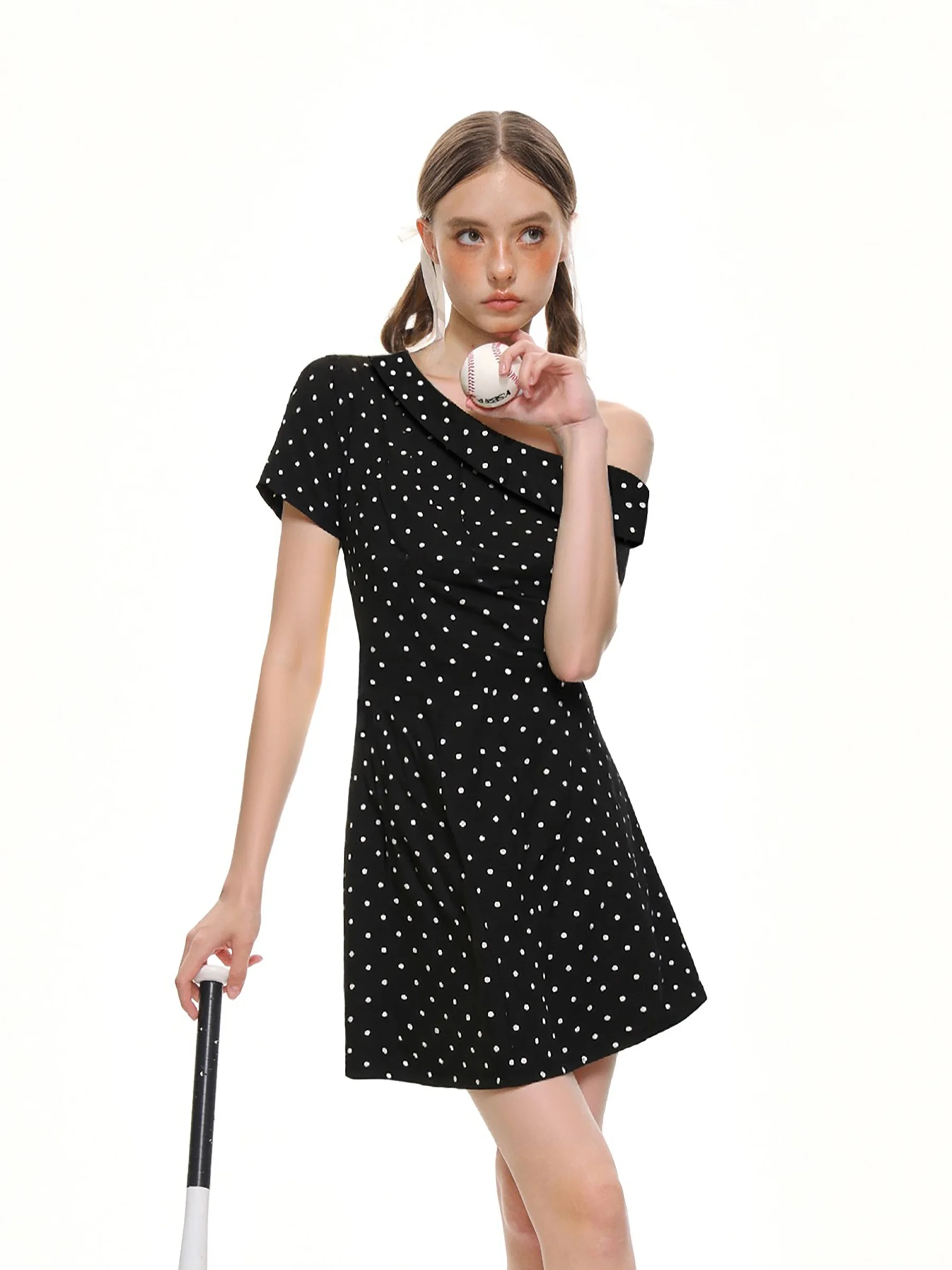 فستان قصير نسائي صيفي غير رسمي بأكمام قصيرة بتصميم كوري أنيق مع حزام منقط وكتف مكشوف، مثالي للتنقل اليومي.