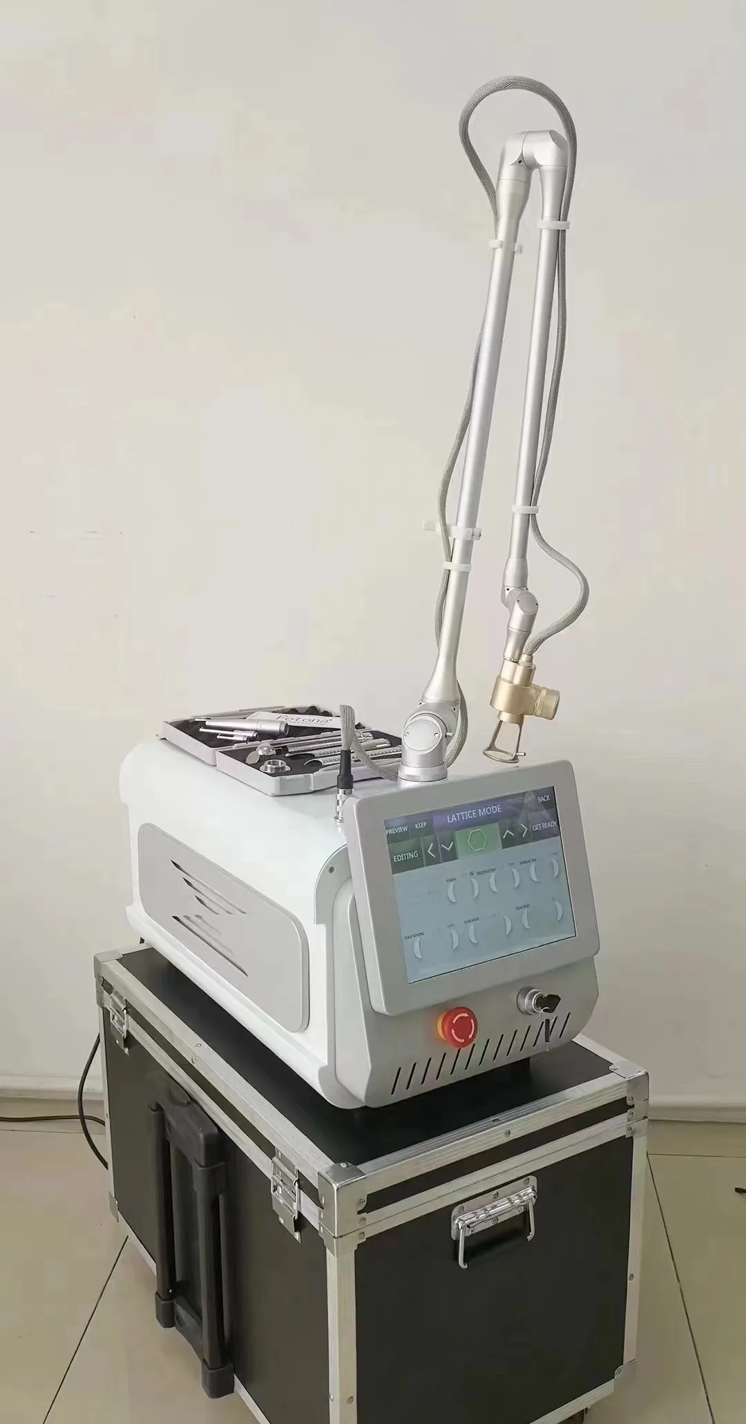 CO2FractionalLaserMachineProfessionalSkinRingiovanimento e rimozione delle cicatrici Trattamento sbiancante con lunghezza d'onda 10600 nmCertificato