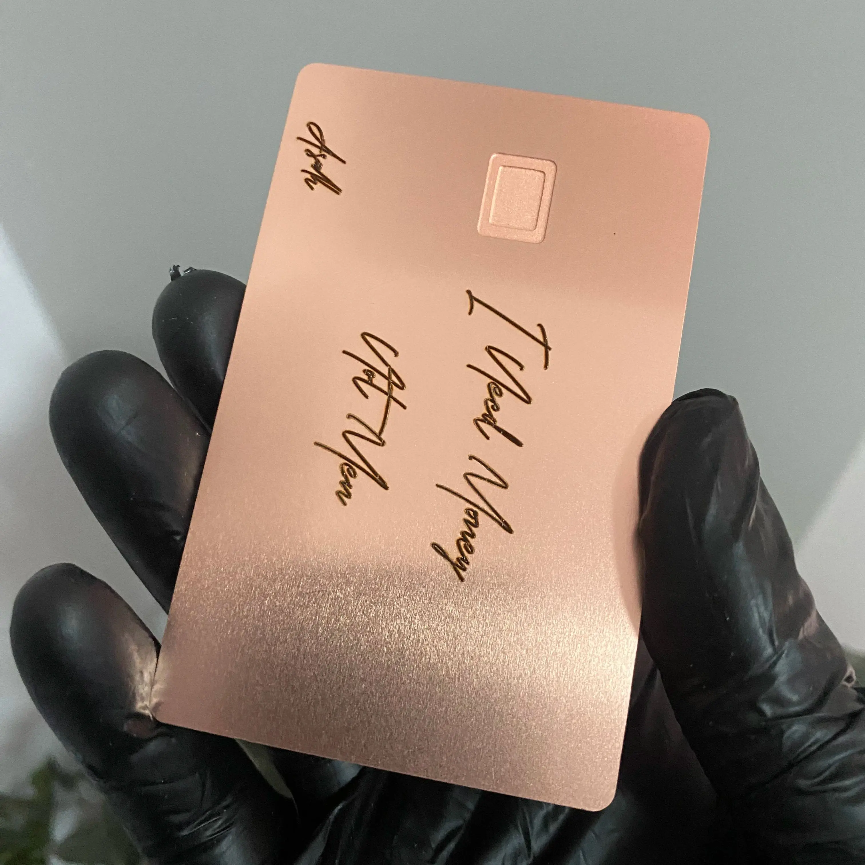 1 قطعة النقش بالليزر مخصص 4442 4428 فتحة رقاقة بطاقة الأعمال المعدنية ، بطاقة الائتمان المعدنية مع الشريط والتوقيع