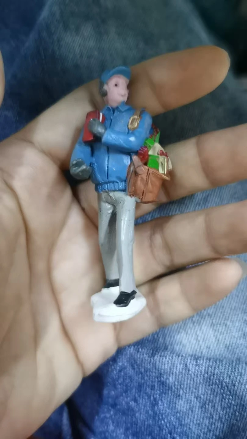 Resin figure mental psychological sand table game box court therapy man with a gift bag