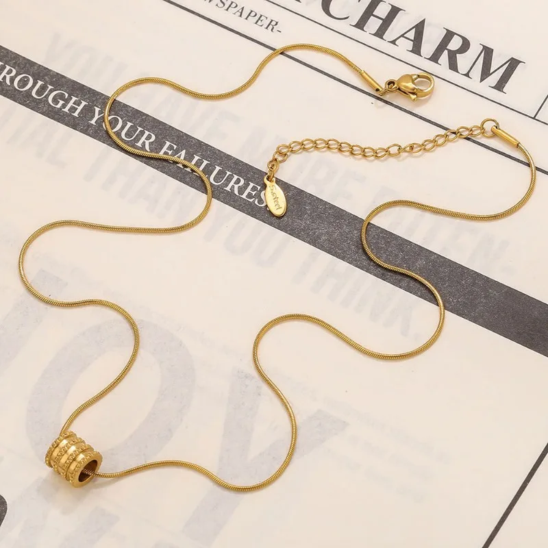 

Ожерелье «Змеиная кость» для осеннего образа: тонкое, простое, модное, не выцветает. Универсальный кулон для свитера и футболки