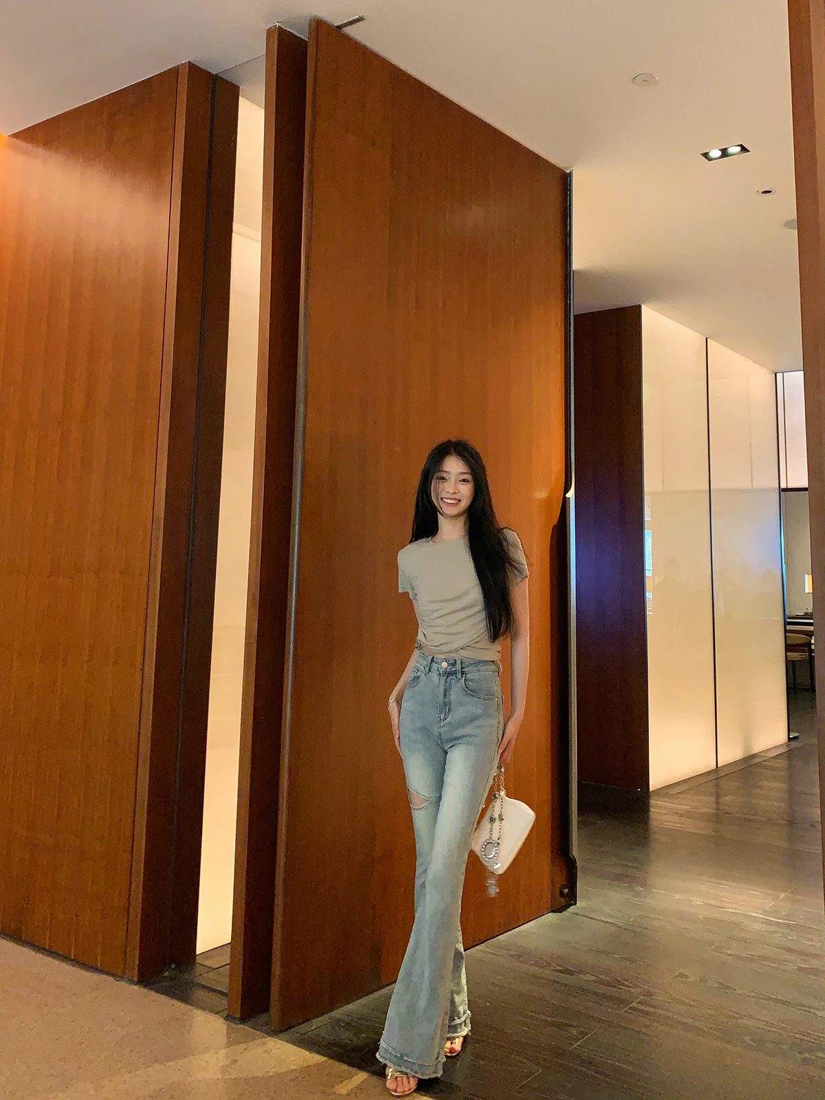 

Джинсы-клеш с высокой талией для похудения, светлый дизайн от Huang Liang Elovey A04, женские летние модные джинсовые брюки