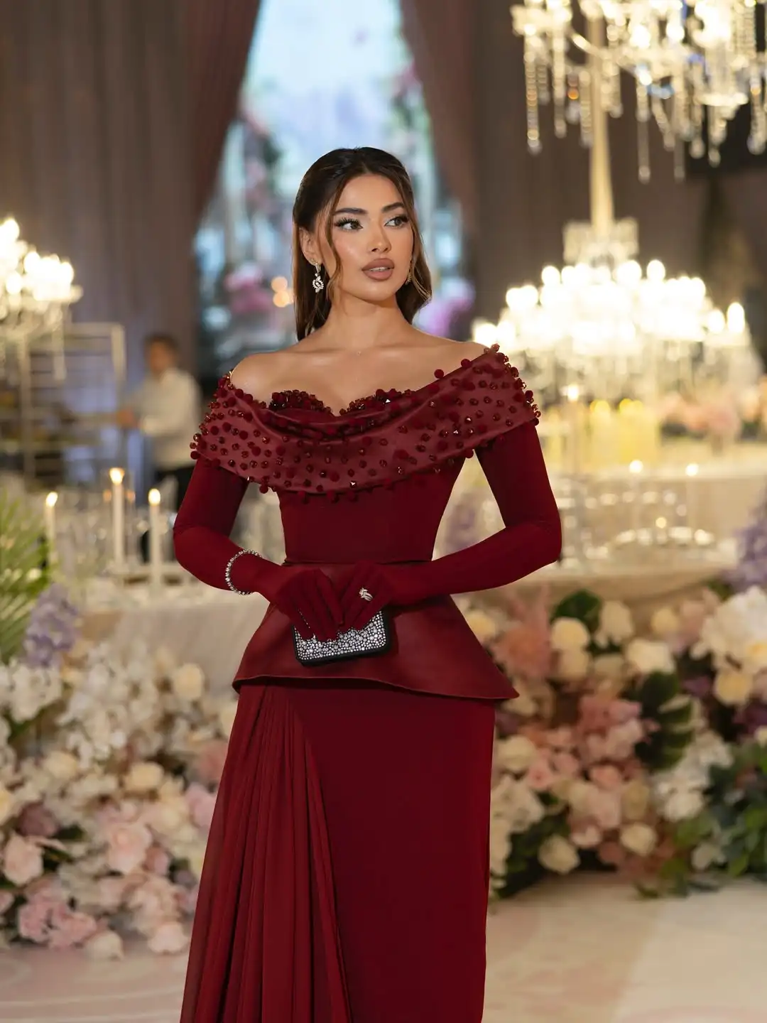 

Новый дизайн бордового хрустального жемчуга с открытыми плечами и длинными рукавами по бокам плиссированная лента вечернее платье для выпускного вечера вечернее платье