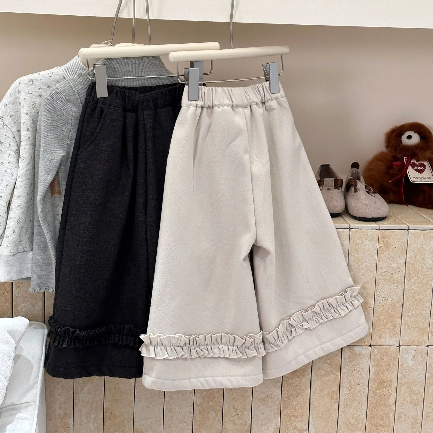 

Детская одежда, модные однотонные повседневные флисовые брюки, осень-зима 2024, новые толстые и универсальные прямые брюки для девочек