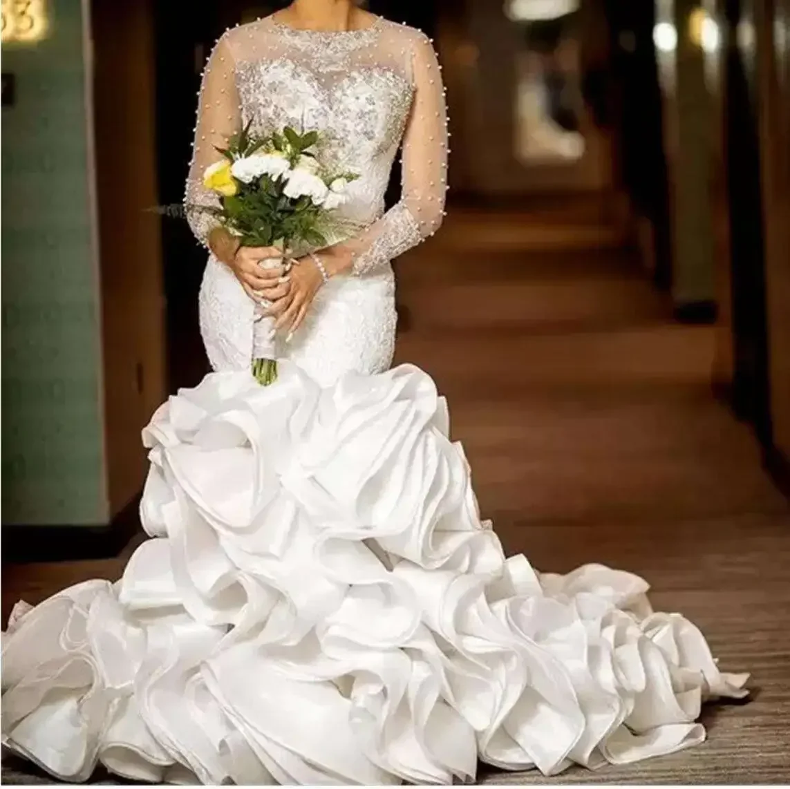 Abito da sposa romantico personalizzato a sirena in pizzo con o-collo Sweep Train Vestido De Casamento Abito africano con volant multistrato