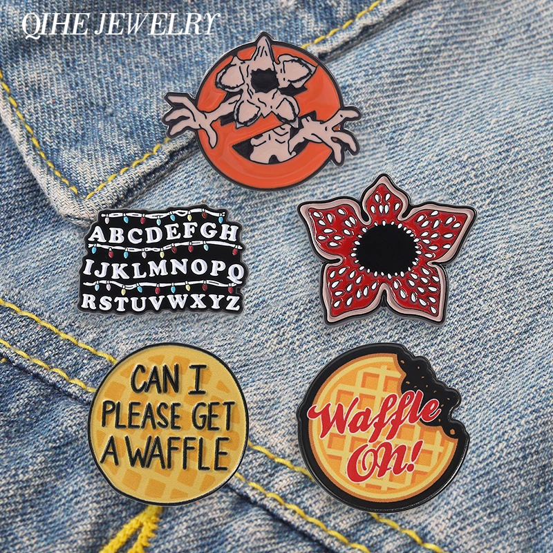 Pin de esmalte de la serie de TV americana de ciencia ficción y terror, con diseño de flor monstruosa espeluznante, flores carníbias rojas y broches de gofre, insignia de solapa, regalos de joyería