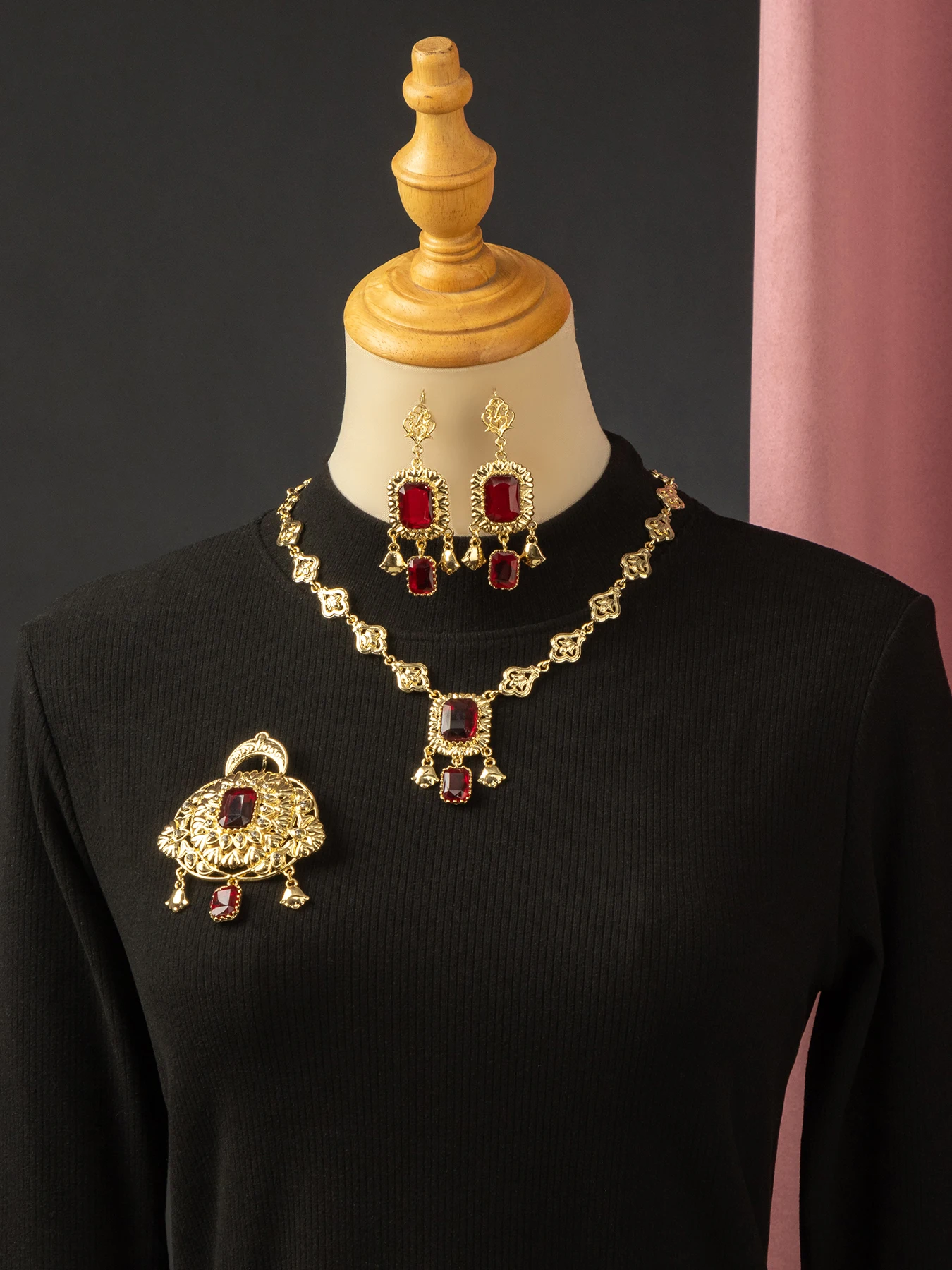 Przepiękna biżuteria ślubna w połączeniu z wykwintnym rzemiosłem, rzeźbionym w stylu marokańskim naszyjnikiem i kolczykami do sukni ślubnej.