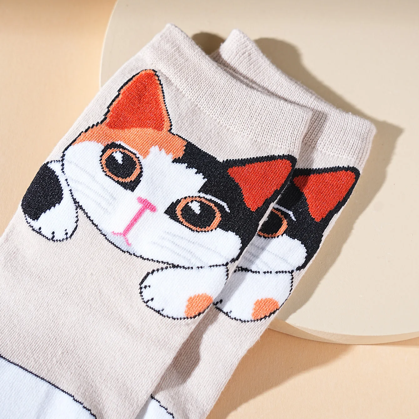 1 par de meias de cano médio para homens e mulheres, novidade e divertida, meias coloridas de caixa de presente de gato animal, estilo moderno europeu e americano, confortáveis e respiráveis, presentes de novidade casual de festa, dia dos namorados, natal, papai noel, outono e inverno, meias fofas e divertidas para todas as estações