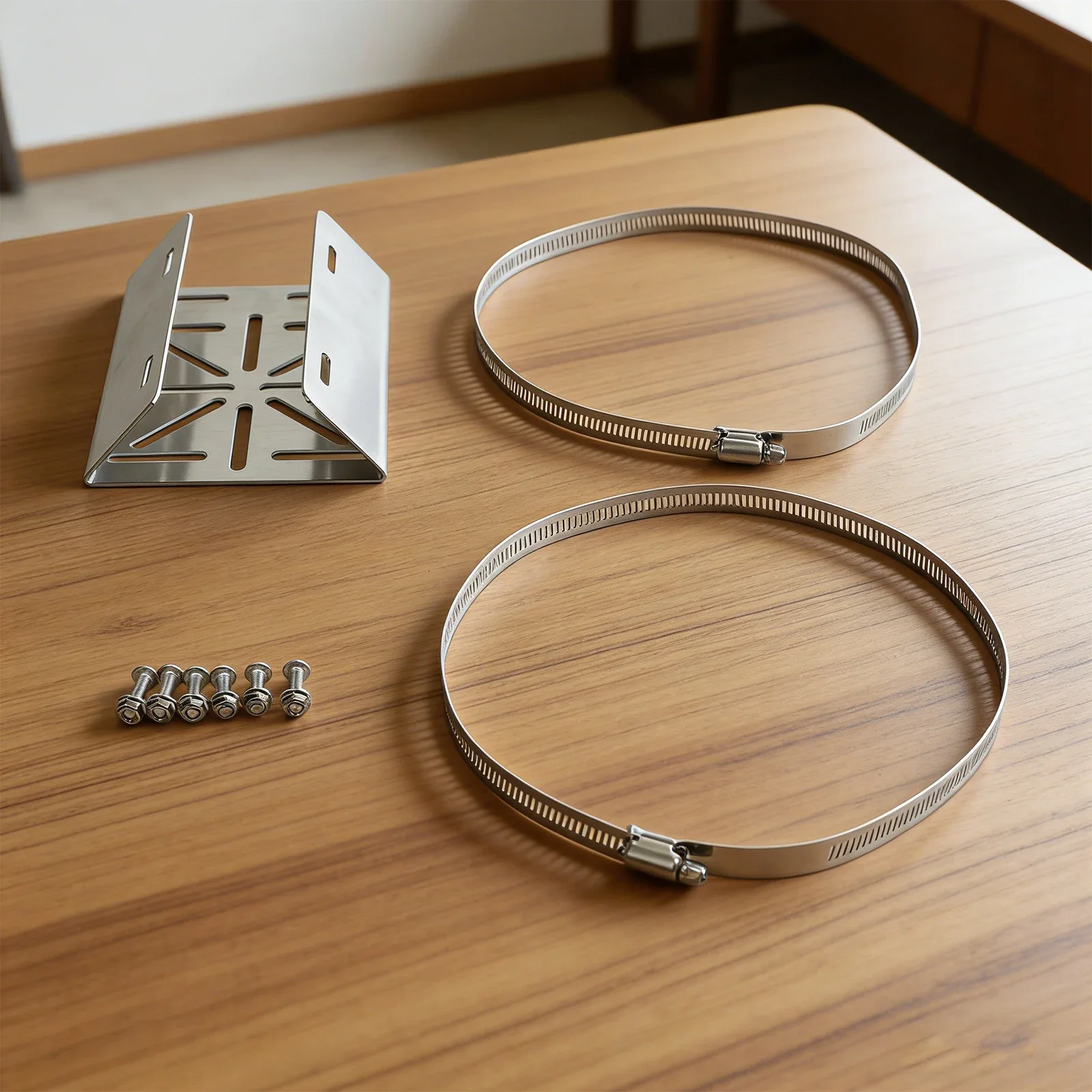 

Металлическое вертикальное крепление на столб для камер видеонаблюдения EufyCam S4, S340, E42, E30 с надежными зажимами и защитой от непогоды