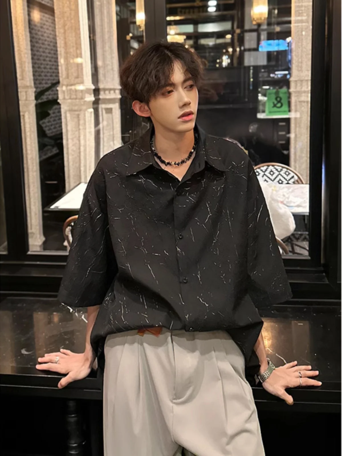 

Черная текстурированная мужская рубашка с коротким рукавом в стиле барокко, повседневная одежда из ледяного шелка в стиле преппи, модный тренд весна-лето