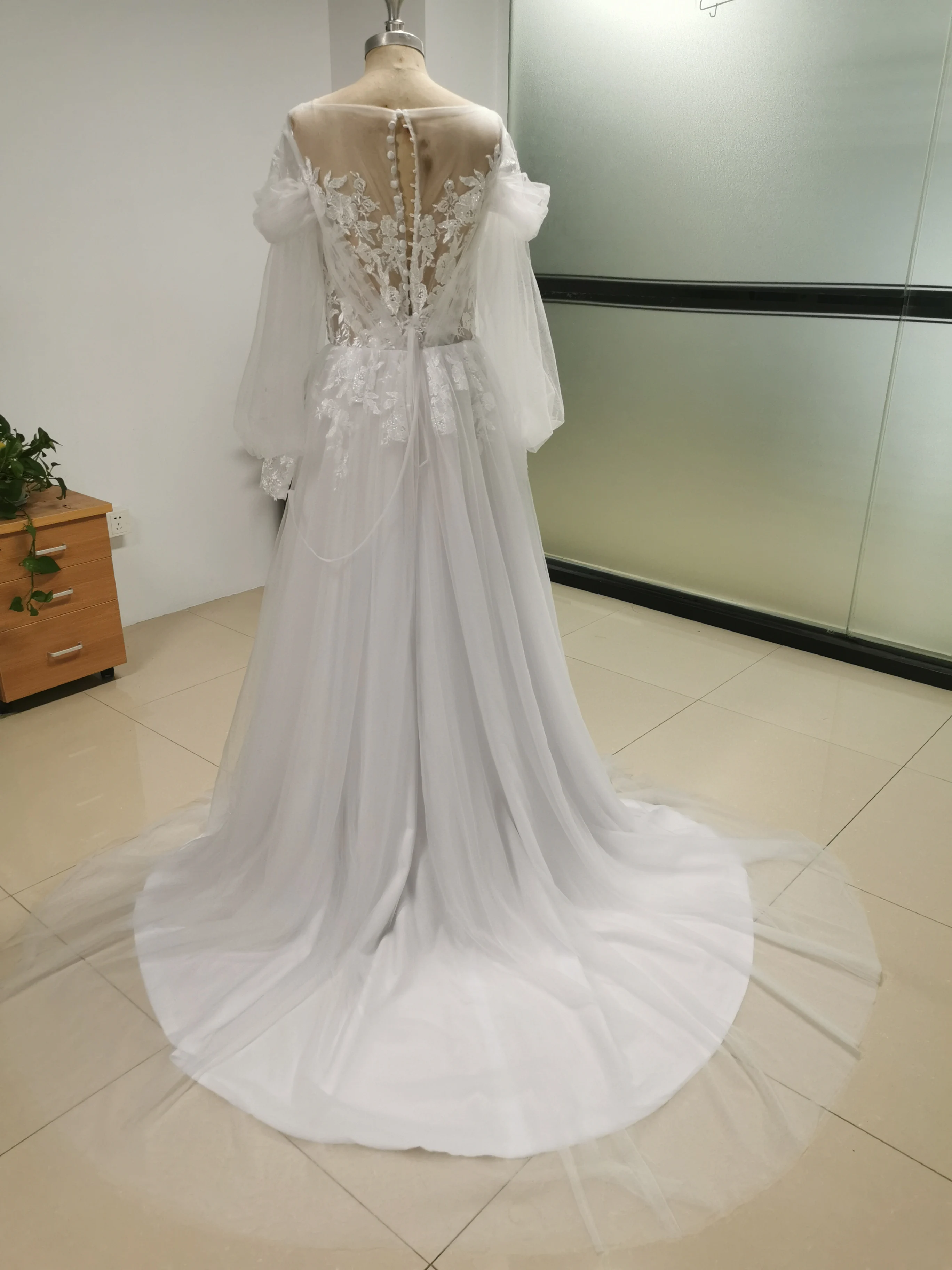 Robe de mariée italienne élégante à col rond, magnifique dentelle blanche, décalcomanie perlée, manches longues, bouton en tulle, robe de patients longueur au sol, 2024