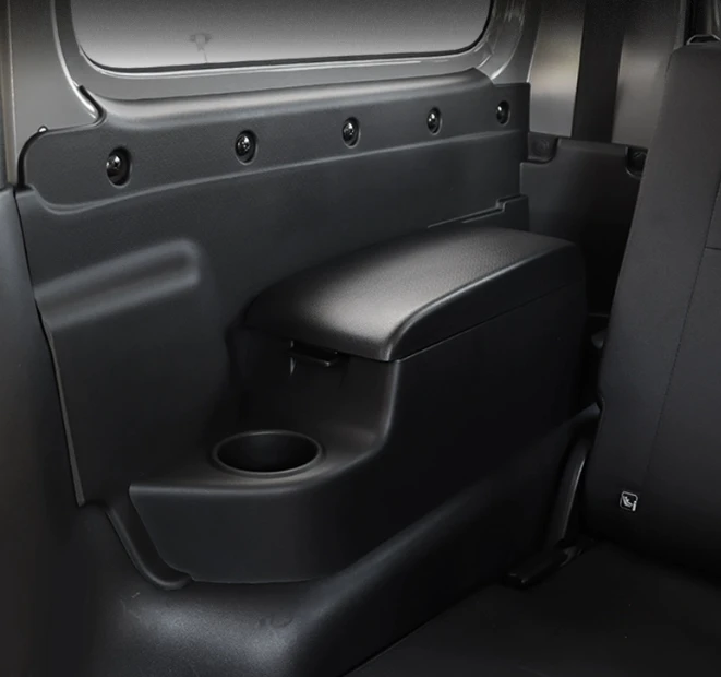 

Подходит для салона нового Jimny JB74 2019-2023 годов: модифицированный задний подлокотник с отсеком для хранения и держателем для стаканов
