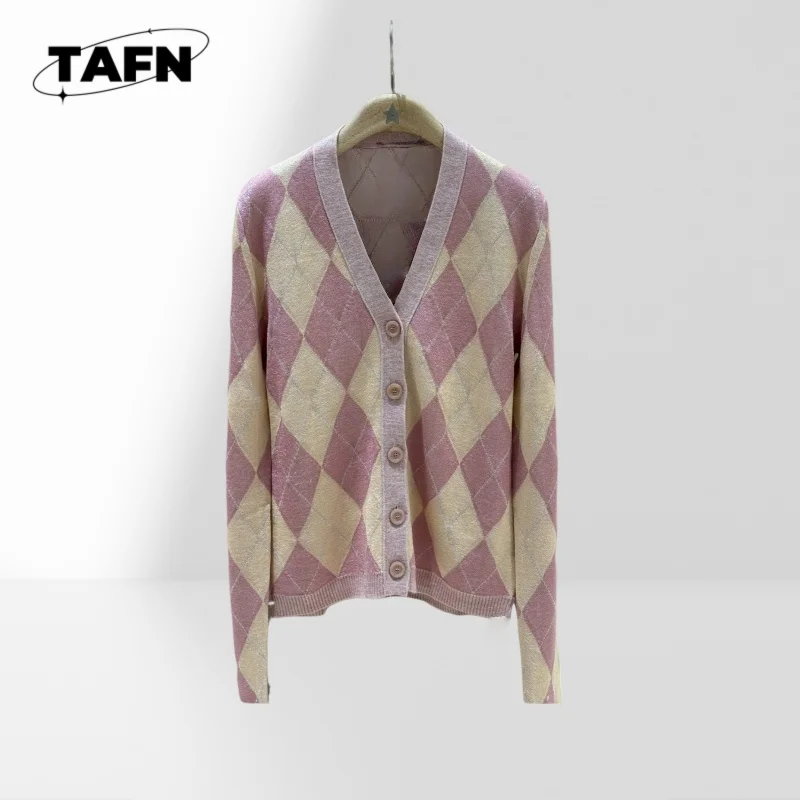 

Женский классический кашемировый кардиган – винтажный дизайн для повседневных настроек 2025 года. Роскошное тепло для повседневных настроек AH2123