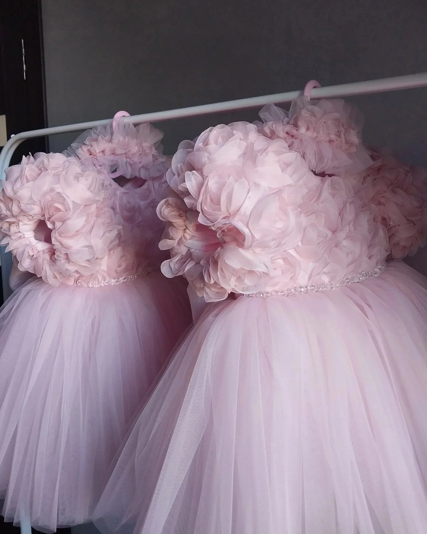 فساتين جميلة لفتاة الزهور لحفلات الزفاف مخصصة بأكمام قصيرة مطرزة بالخرز من التول منتفخ للأطفال فستان التواصل الأول لأعياد الميلاد