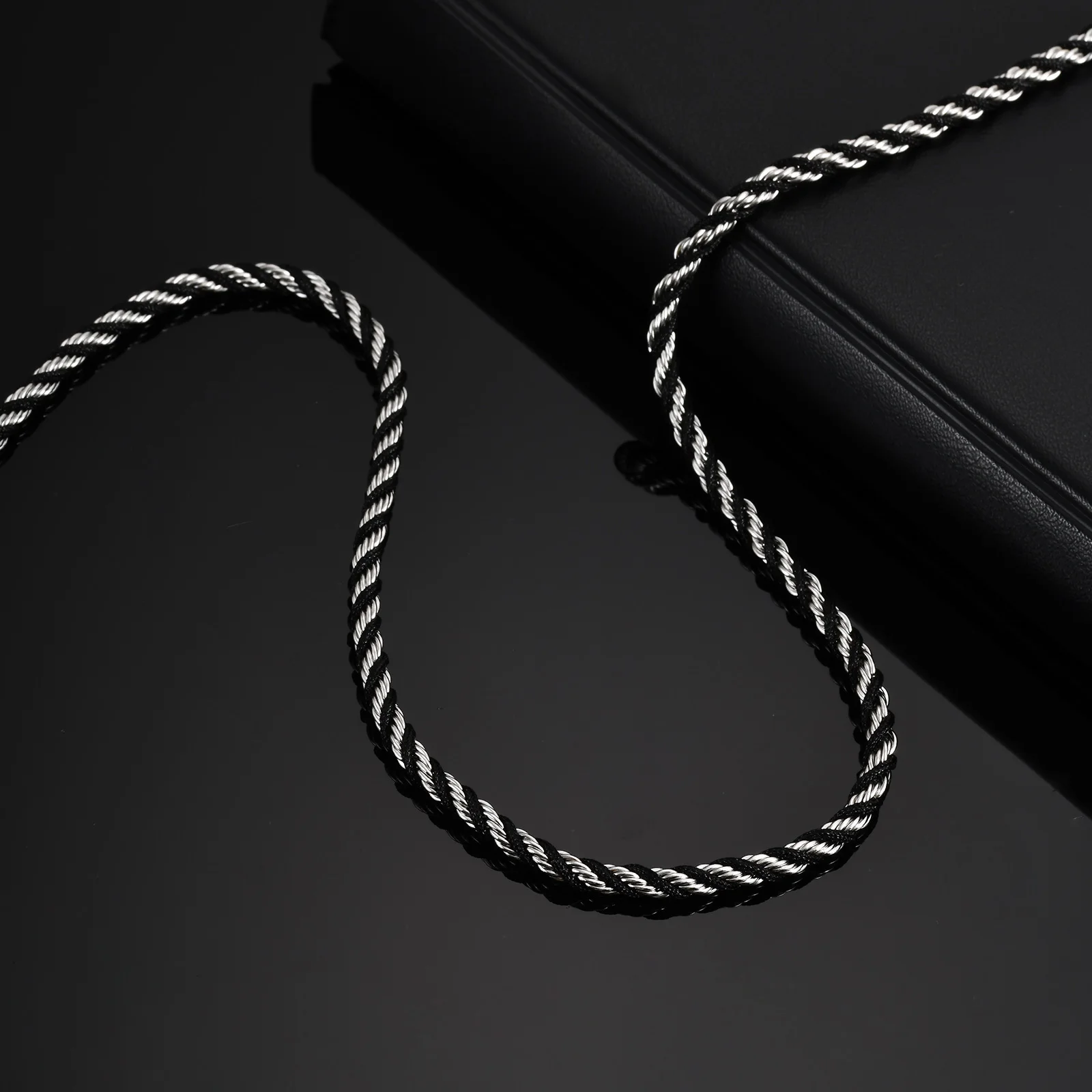 Schwarz-silberfarbene gedrehte Kettenhalskette für Herren, 50–55 cm große Edelstahl-Kettengliederhalsbänder, neue trendige Accessoires – Detail 5