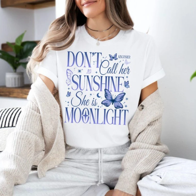 تي شيرت Quicksilver لا يدعوا لها أشعة الشمس إنها ضوء القمر ليتل أوشا قميص كالي هارت الرفراف الرومانسية الخيال كتاب المحملة