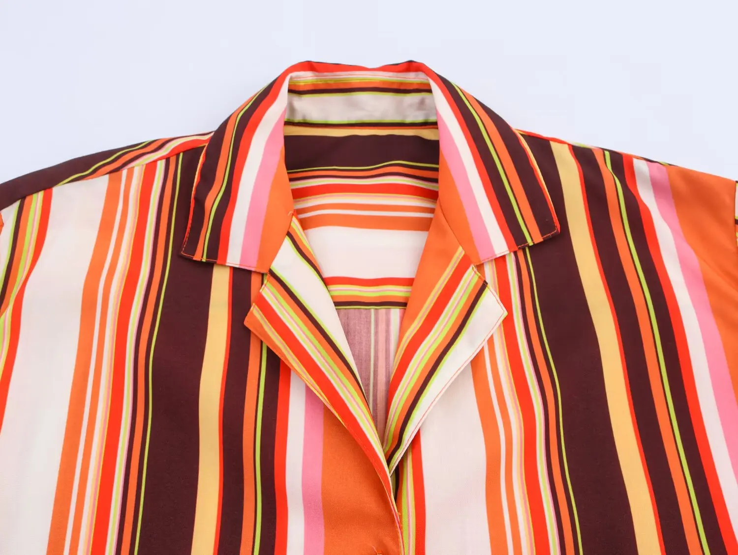 2025 Nuovi abiti da donna Camicia a maniche lunghe con risvolto serie a righe con temperamento alla moda in stile europeo e americano