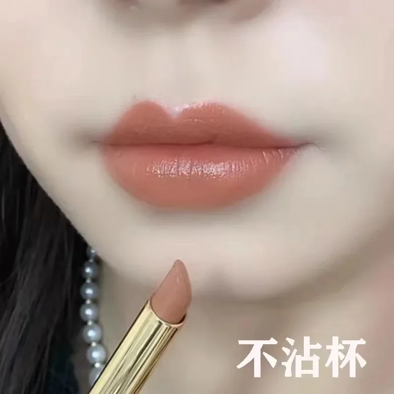 

GOVO Jingchun makeup raincoat thin heel double head lipstick does not fade, does not stick to the cup, lasting, waterproof