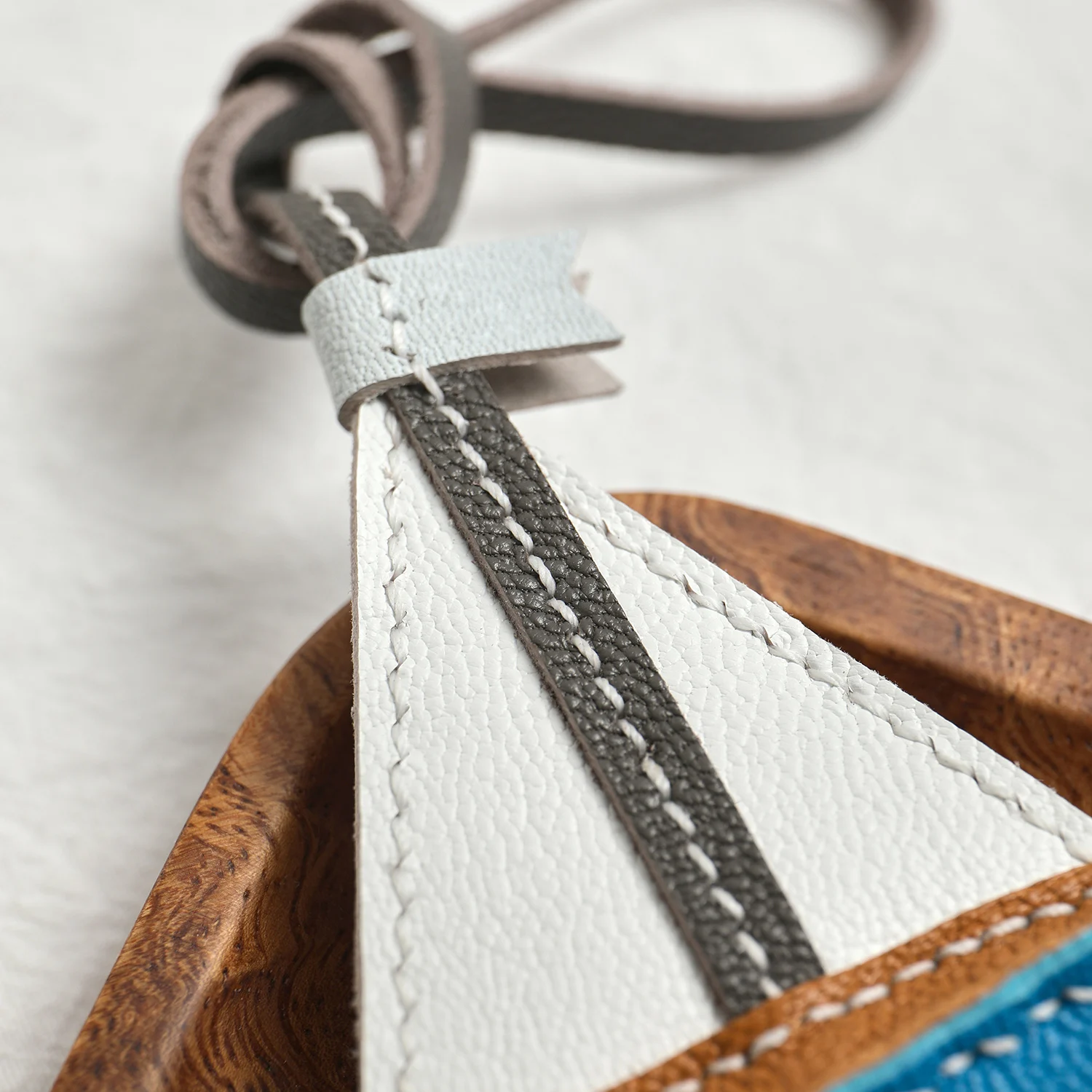 Echtes handgenähtes Segelboot-Charm aus Schafsleder, 3D-Lederanhänger mit Hängeriemen, vielseitiges Accessoire für Handtaschen-Dekoration & C – Detail 5